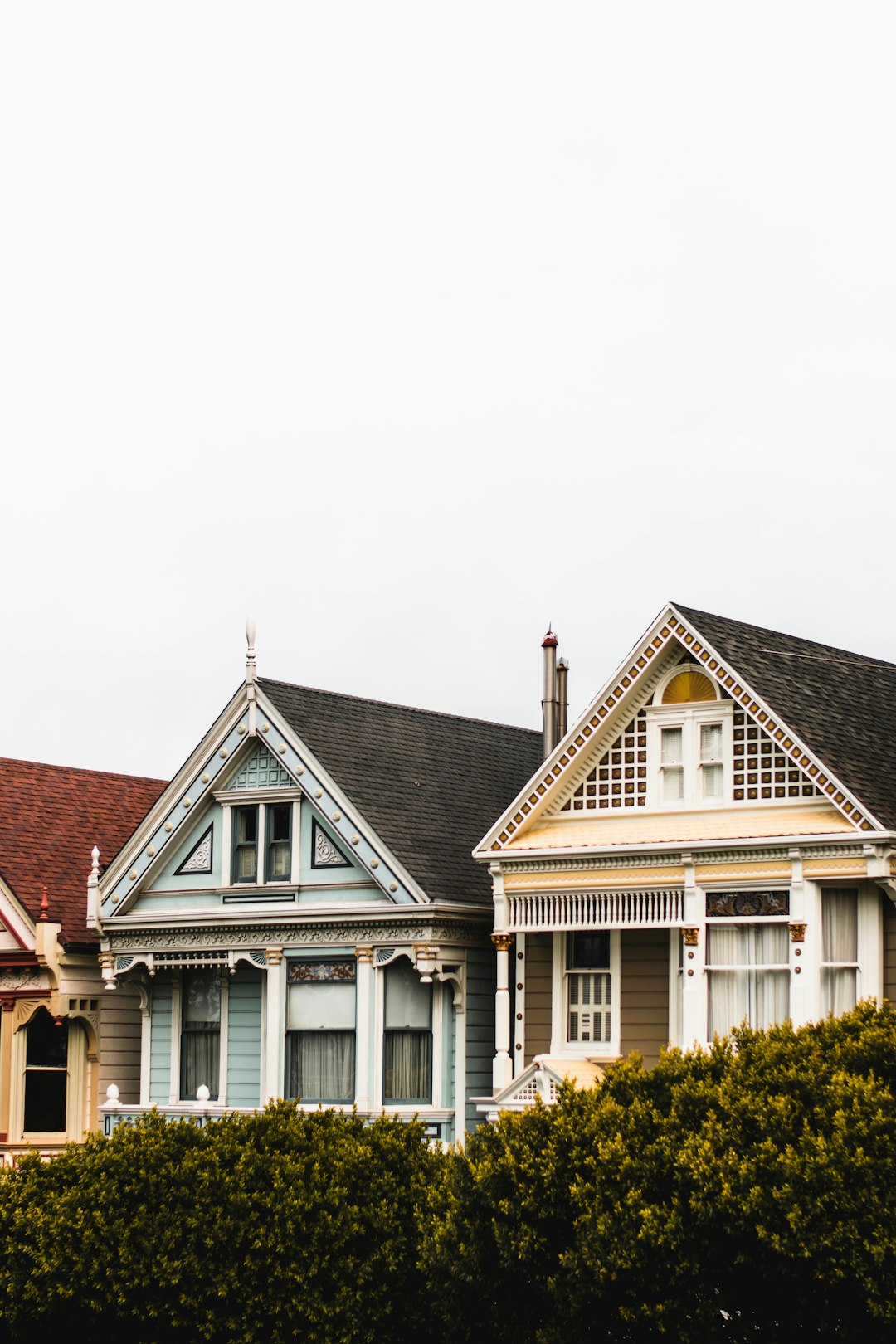 white-and-brown-concrete-house-under-white-sky-during-daytime-5gagtdqycm8